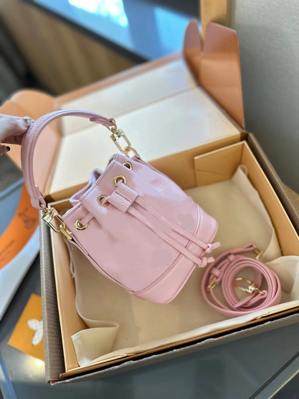 Lovely bucket bag