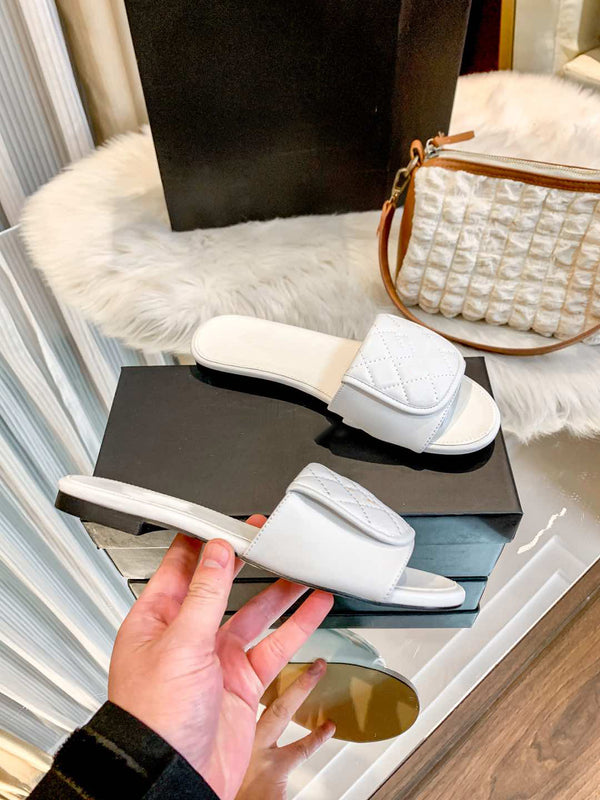 Fashion flat slippers