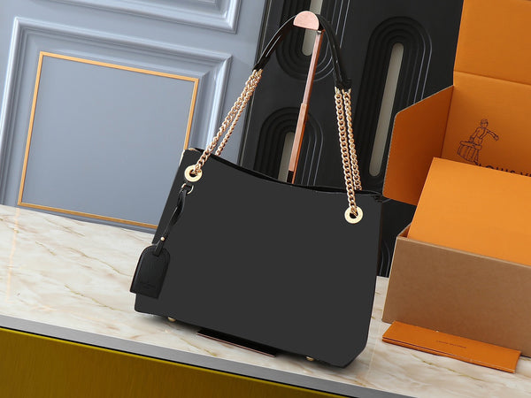 Large capacity shoulder bag